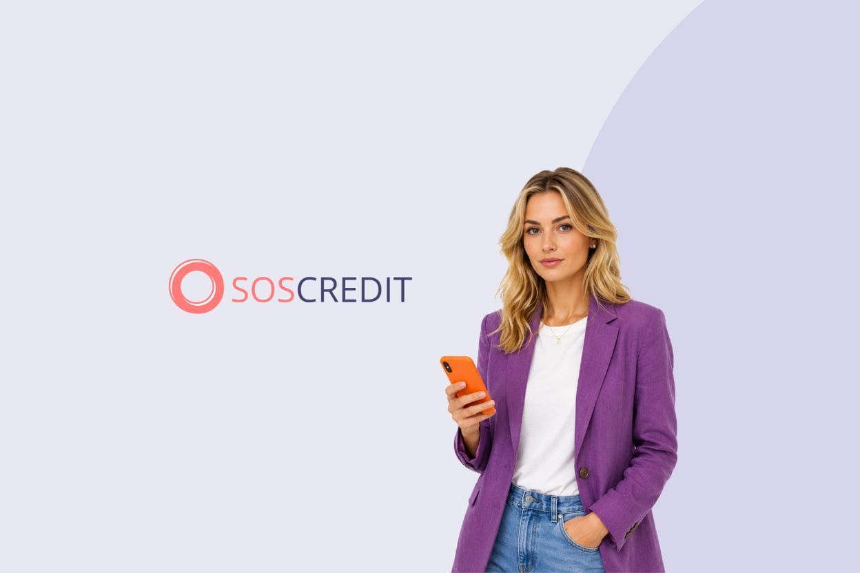Логотип Soscredit и женщина в фиолетовом пиджаке, держащая телефон на светлом фоне